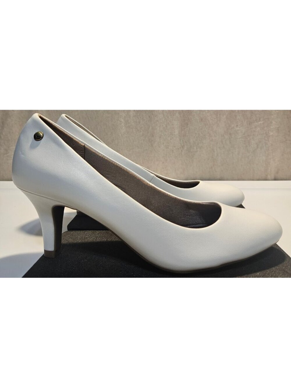 LifeStride White Pumps 10 Classic Elegant